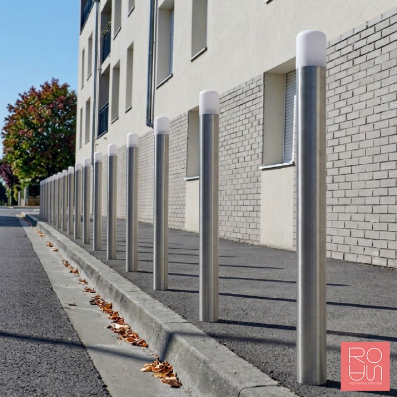 Pilona de gran visibilitat Agglo INOX per a zones de risc